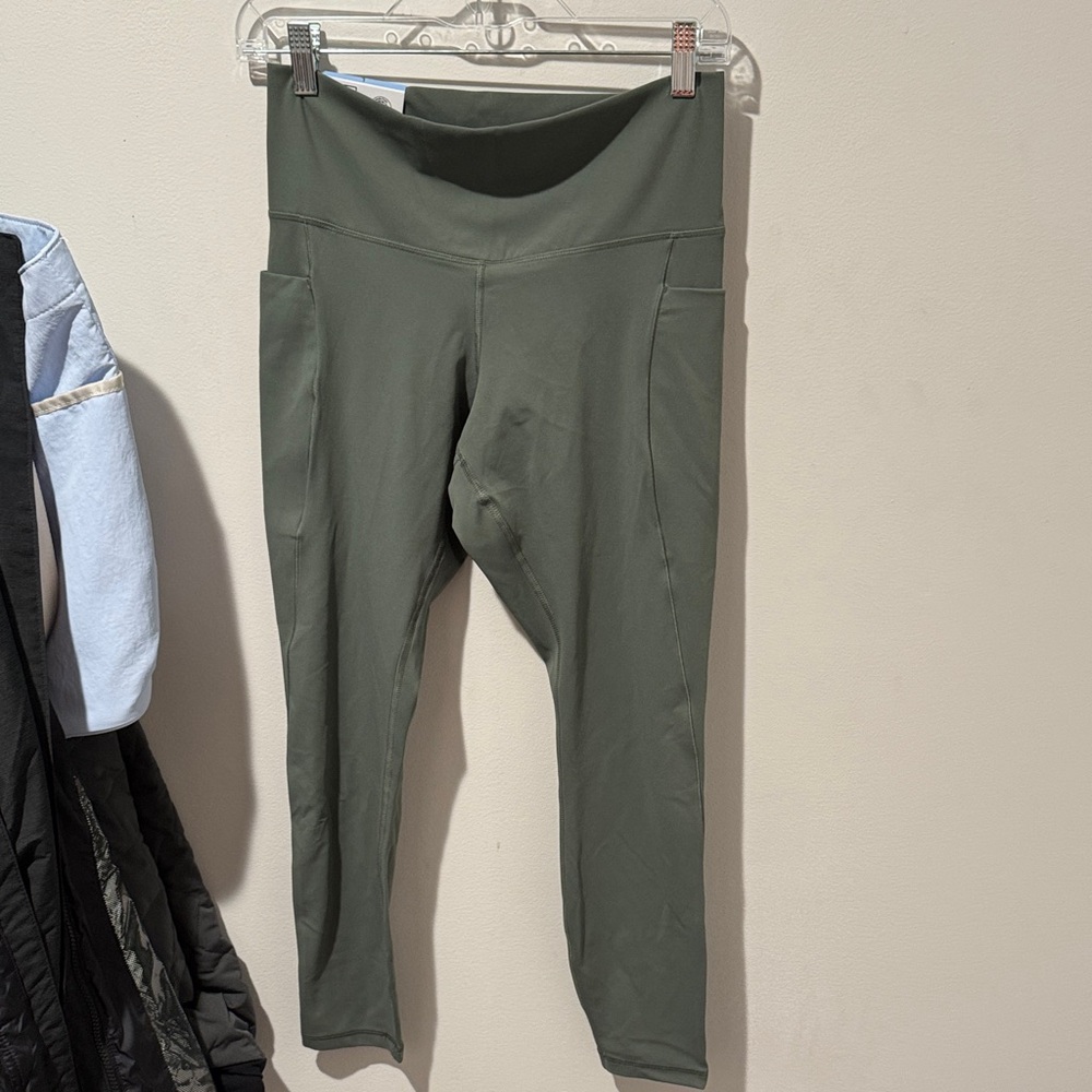 NWT members mark leggings